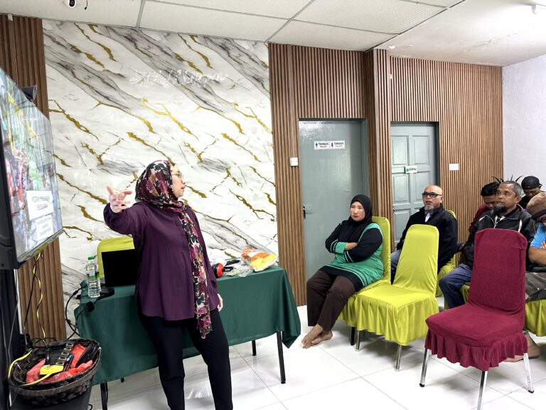 Dr. Khairimi Mohamad memberi penerangan kepada peserta latihan berdasarkan slaid di skrin