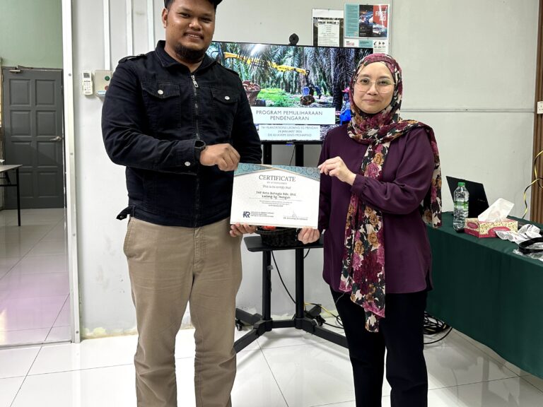 Dr. Khairimi Mohamad menyampaikan sijil kehadiran latihan kepada wakil peserta