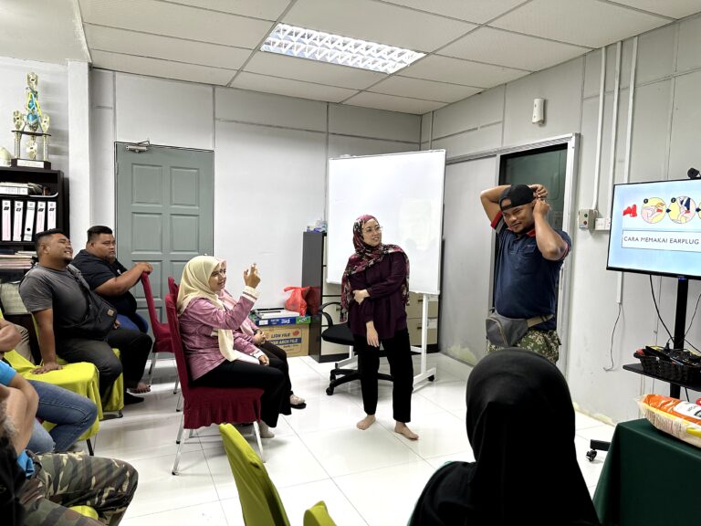 Peserta mempraktikkan teknik pemakaian earplug dengan bimbingan Dr. Khairimi Mohamad